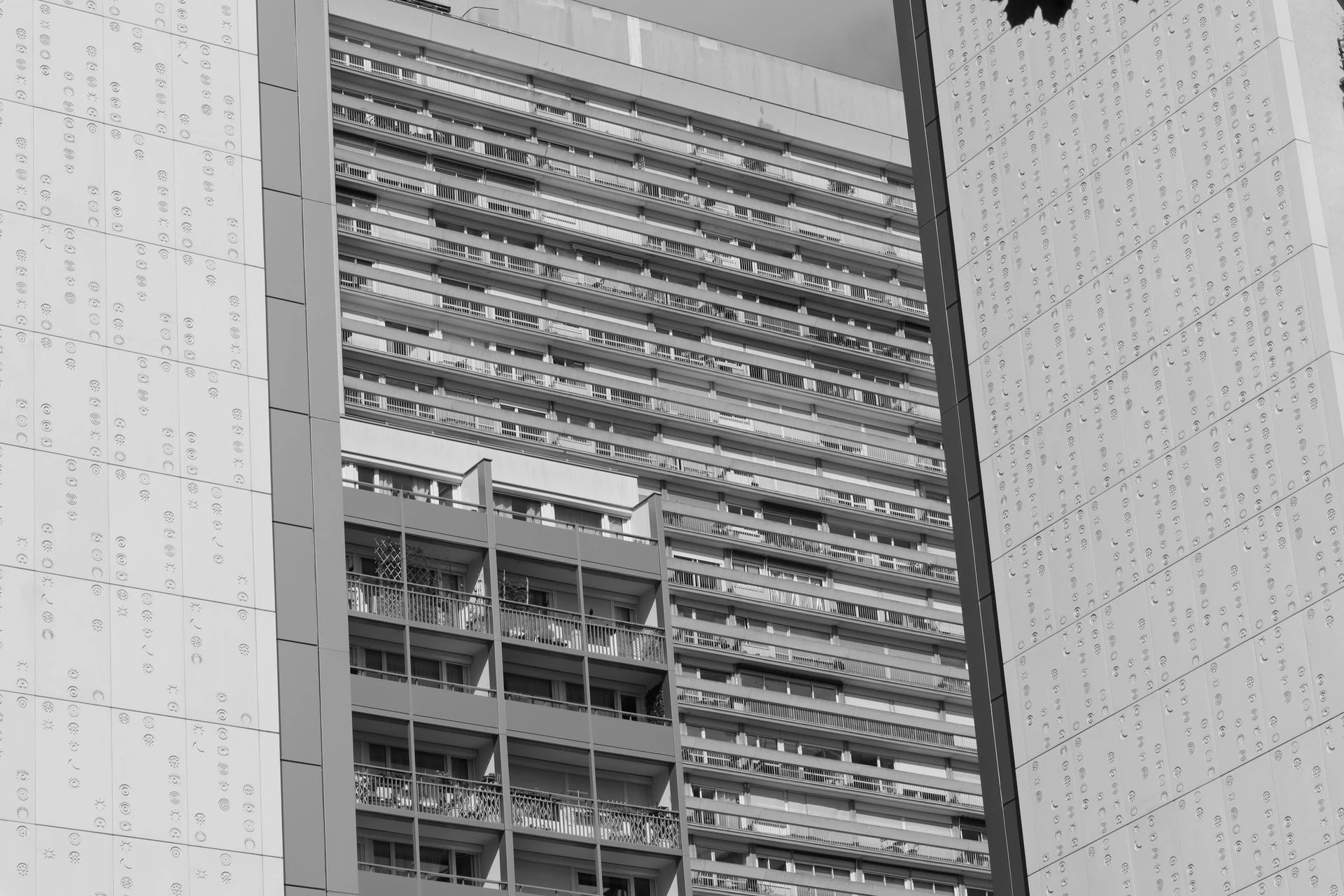 现代建筑立面中重复的窗户和阳台
