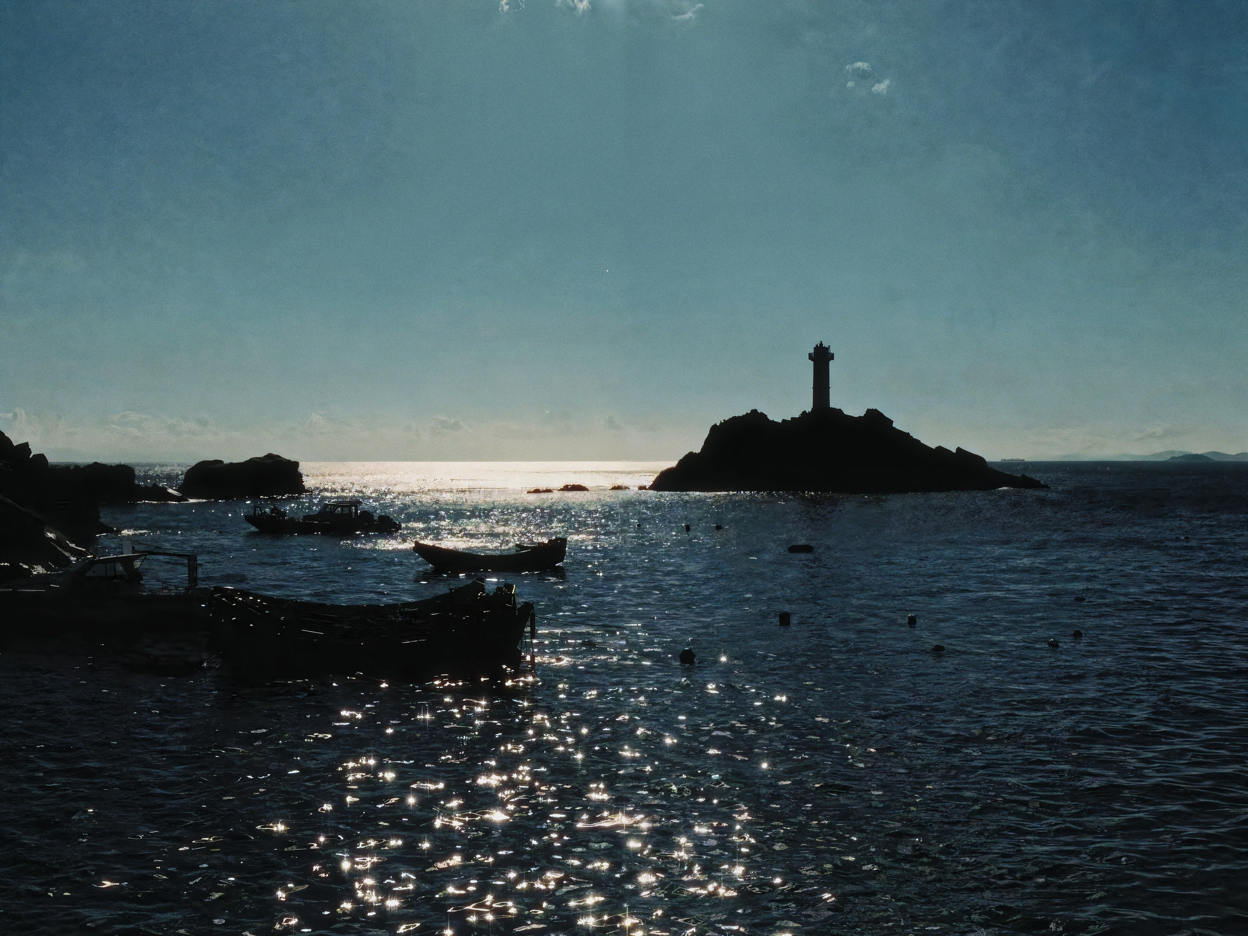 蓝色海面上浮着船只，远处岩岛上有灯塔